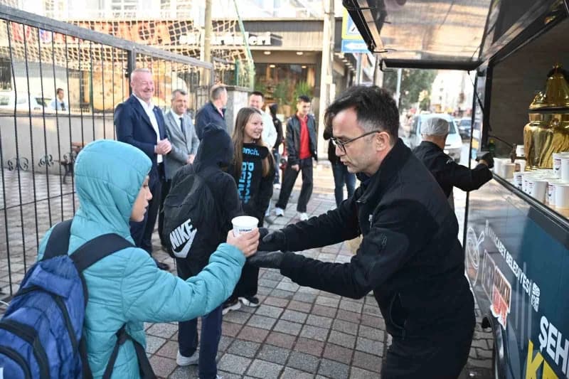 Karacabey Belediyesi tarafından yeni eğitim ve öğretim yılının başlamasıyla birlikte hayata geçirilen "Çorba Bizden" hiz