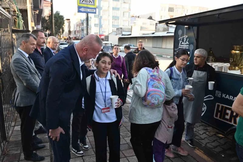 Karacabey Belediyesi tarafından yeni eğitim ve öğretim yılının başlamasıyla birlikte hayata geçirilen "Çorba Bizden" hiz