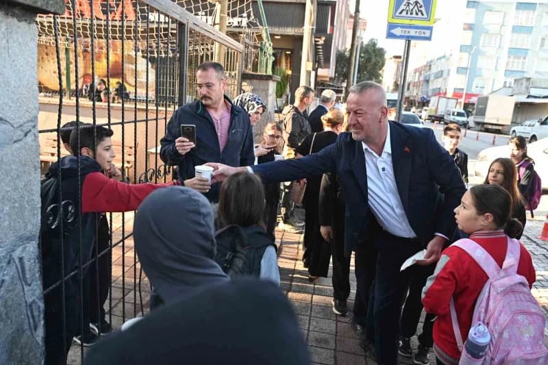 Karacabey Belediyesi tarafından yeni eğitim ve öğretim yılının başlamasıyla birlikte hayata geçirilen "Çorba Bizden" hiz