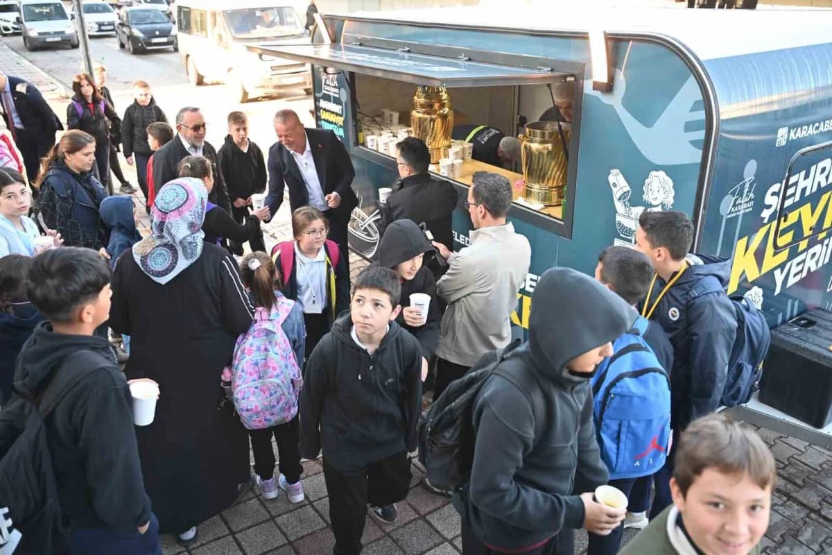 Karacabey Belediyesi tarafından yeni eğitim ve öğretim yılının başlamasıyla birlikte hayata geçirilen "Çorba Bizden" hiz