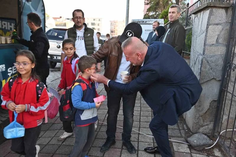 Karacabey Belediyesi tarafından yeni eğitim ve öğretim yılının başlamasıyla birlikte hayata geçirilen "Çorba Bizden" hiz