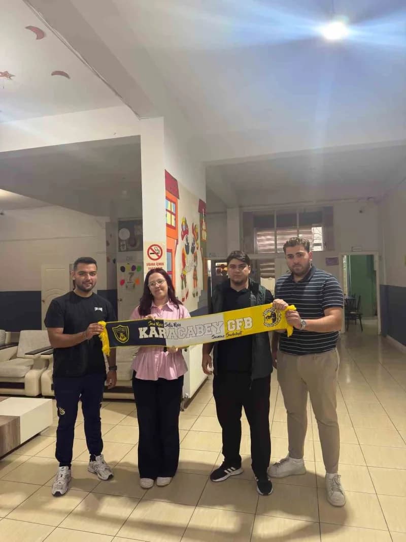 Karacabey Genç Fenerbahçeliler (GFB), sosyal sorumluluk projeleri kapsamında öğrencilere ve ihtiyaç sahibi ailelere yöne