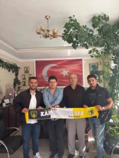 Karacabey Genç Fenerbahçeliler üyeleri ihtiyaç sahiplerine yardım malzemeleri dağıtıyor