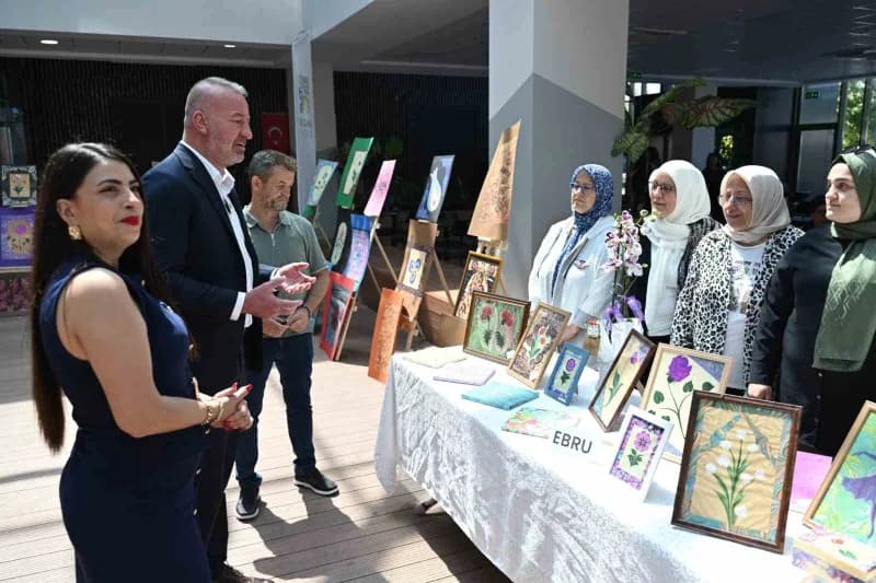 Karacabey Ergün Koç Kültür Merkezi’nde düzenlenen ebru, punch, ahşap boyama ve ahşap yakma sanat atölyelerinden bir görü