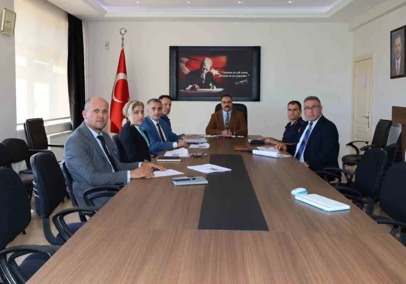 Karacasu Kaymakamı İsmail Battal başkanlığında okul güvenliği toplantısı yapılıyor