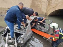 Karacasu ilçesinde sulama kanalına uçan otomobil ve olay yerine gelen itfaiye ekipleri