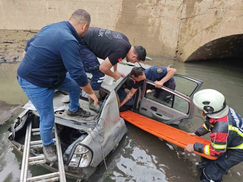Karacasu ilçesinde sulama kanalına uçan otomobil ve olay yerine gelen itfaiye ekipleri