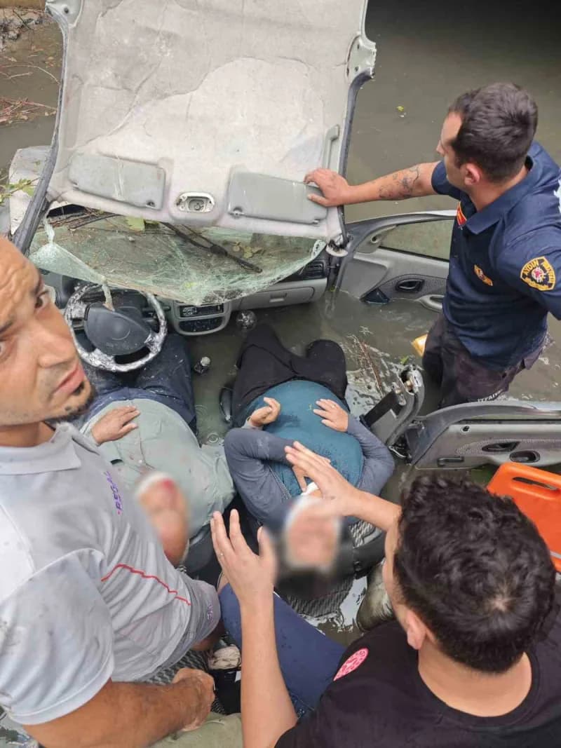 Aydın’ın Karacasu ilçesinde otomobil yoldan çıkarak on metre yükseklikten kanala uçtu. Yaralılar İtfaiye ekiplerim müdah