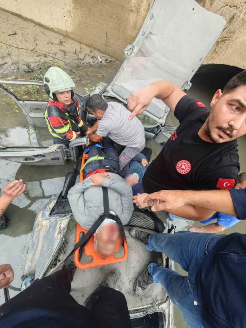 Aydın’ın Karacasu ilçesinde otomobil yoldan çıkarak on metre yükseklikten kanala uçtu. Yaralılar İtfaiye ekiplerim müdah