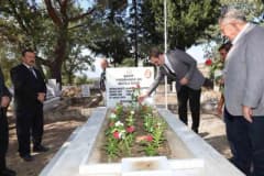 Karacasu’da şehit Mutlu Akar mezarı başında düzenlenen anma töreninden görüntü