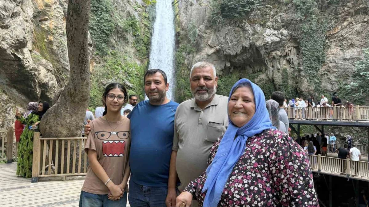 Şelaleyi ziyaret eden vatandaşlar, doğayla iç içe vakit geçirirken yeni sosyal tesislerde dinlenme imkânı buluyor.