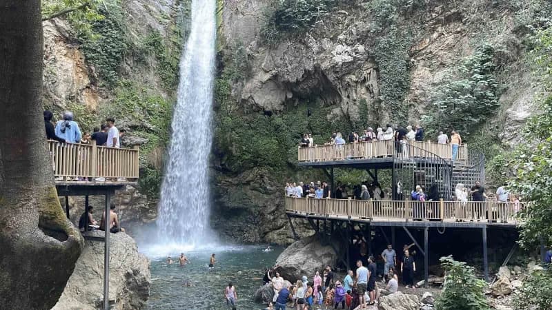 Osmaniye’nin doğal güzellikleri arasında yer alan Karaçay Saklı Şelale, belediye tarafından bölgede tamamlanan modern so