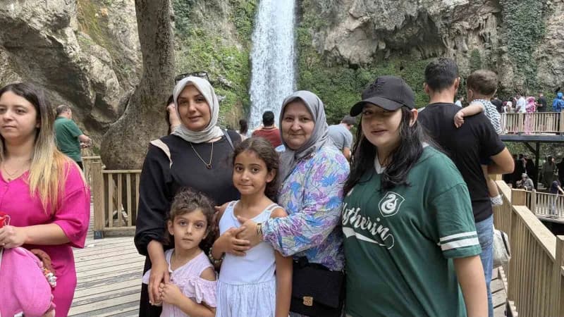 Şelaleyi ziyaret eden vatandaşlar, doğayla iç içe vakit geçirirken yeni sosyal tesislerde dinlenme imkânı buluyor.