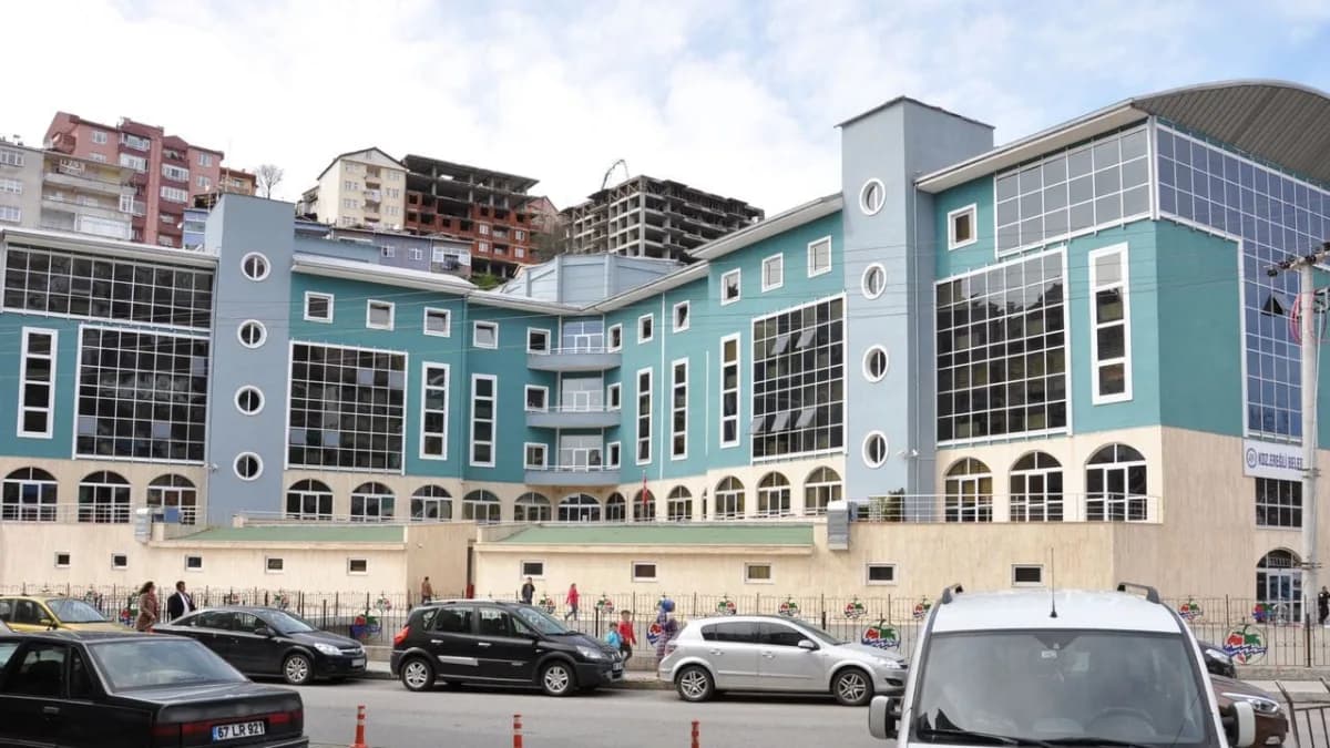 Karadeniz Ereğli Belediyesi binası önünde görüntü