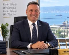 Samsun limanında demirleyen ticaret gemileri ve Karadeniz manzarası