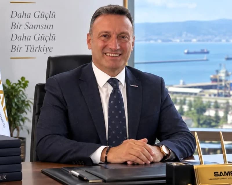Samsun limanında demirleyen ticaret gemileri ve Karadeniz manzarası