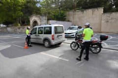 Karaman’da polis ekiplerinin yaptığı asayiş ve narkotik denetimlerinde ele geçirilen silahlar ve uyuşturucu maddeler