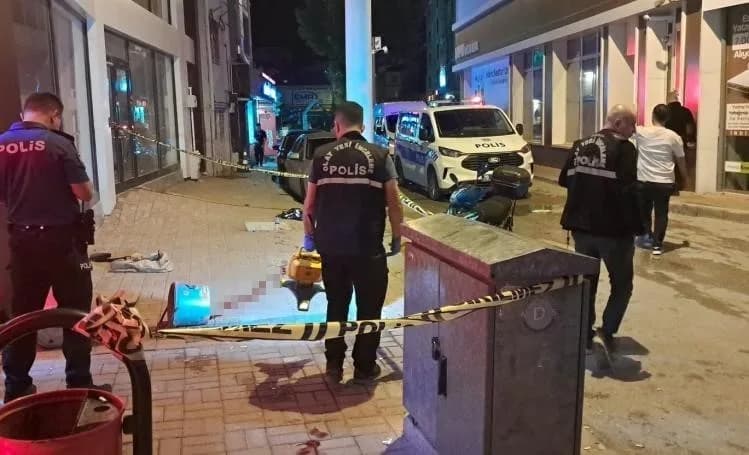 Karaman’da iki grup arasında çıkan kavgada, 15 yaşındaki çocuk bıçaklanarak yaralandı.