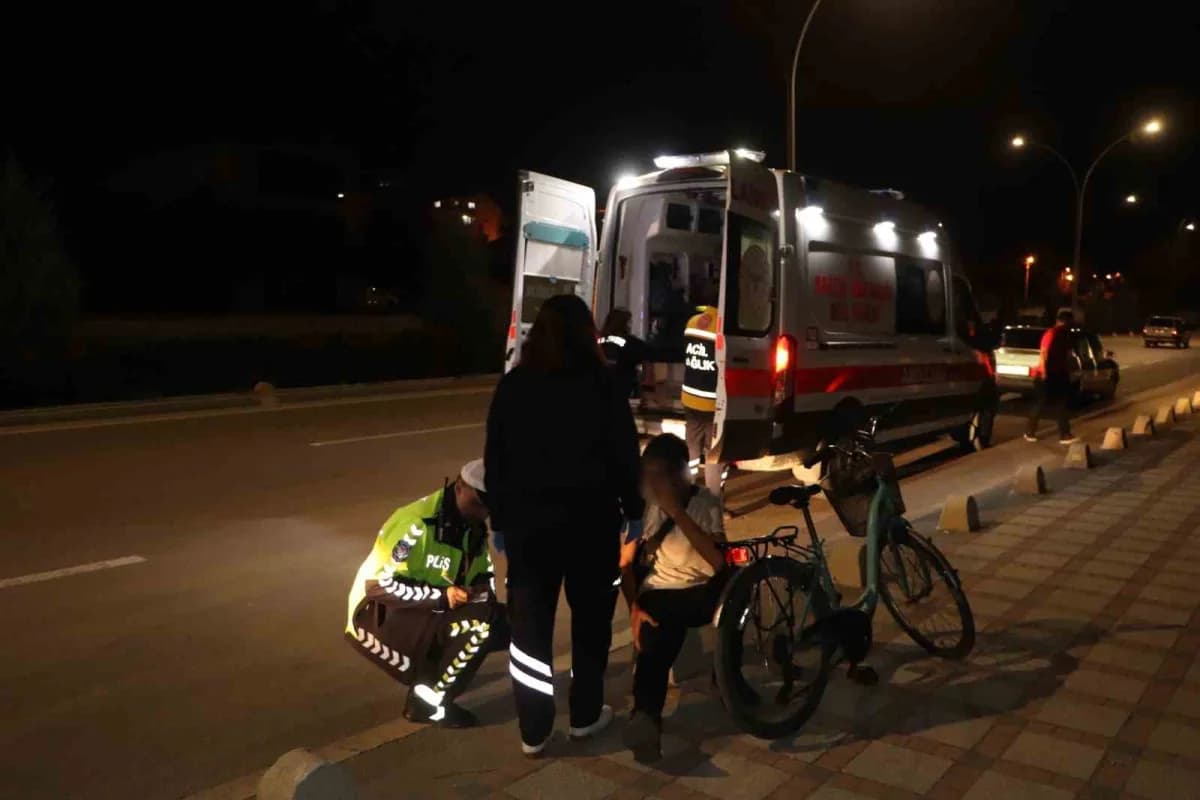 Karaman’da plakası henüz belirlenemeyen bir aracın çarptığı bisikletin 16 yaşındaki sürücüsü yaralandı.