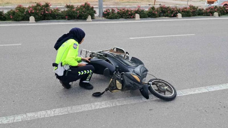 Karaman'da otomobilin arkadan çarptığı elektrikli bisikletin sürücüsü metrelerce havaya savrularak yaralandı.