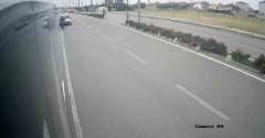 Karaman'da otomobilin çarptığı elektrikli bisiklet sürücüsünün işçi servisinin altına düştüğü kaza anı