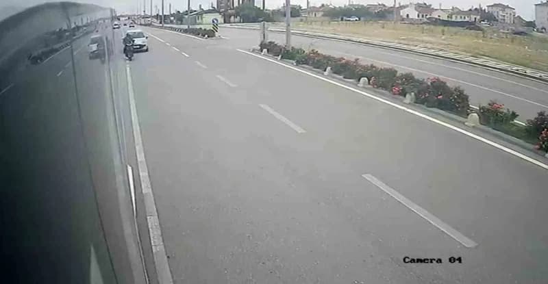Karaman'da otomobilin çarptığı elektrikli bisiklet sürücüsünün işçi servisinin altına düştüğü kaza anı