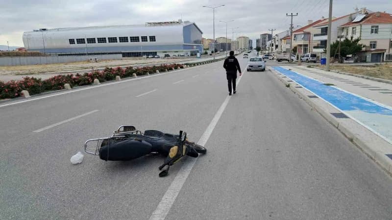 Karaman'da otomobilin arkadan çarptığı elektrikli bisikletin sürücüsü metrelerce havaya savrularak yaralandı.
