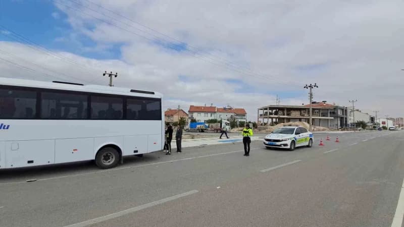 Karaman'da otomobilin arkadan çarptığı elektrikli bisikletin sürücüsü metrelerce havaya savrularak yaralandı.