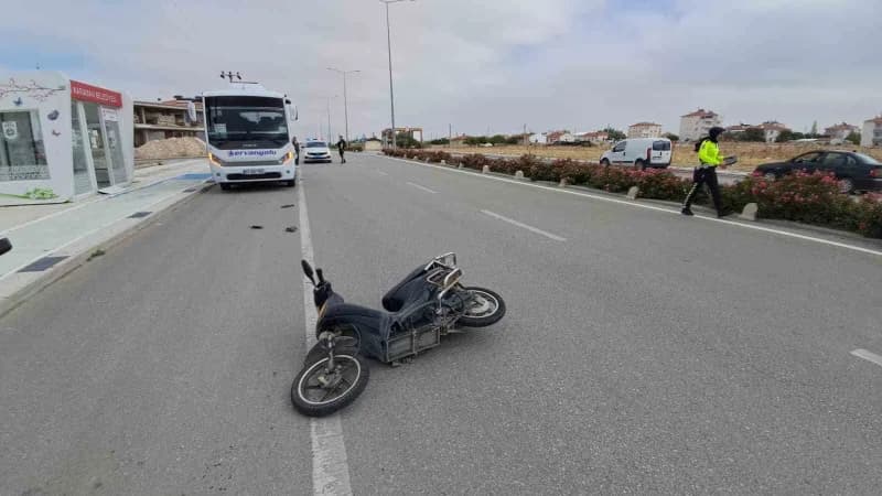 Karaman'da otomobilin arkadan çarptığı elektrikli bisikletin sürücüsü metrelerce havaya savrularak yaralandı.