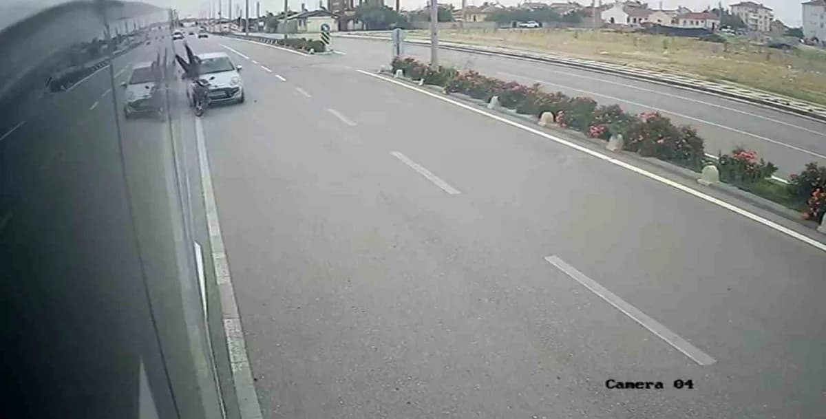 Kaza anı, servis aracının kamerasına saniye saniye yansıdı.