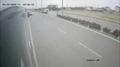 Karaman'da otomobilin çarptığı elektrikli bisiklet sürücüsünün işçi servisinin altına düştüğü kaza anı