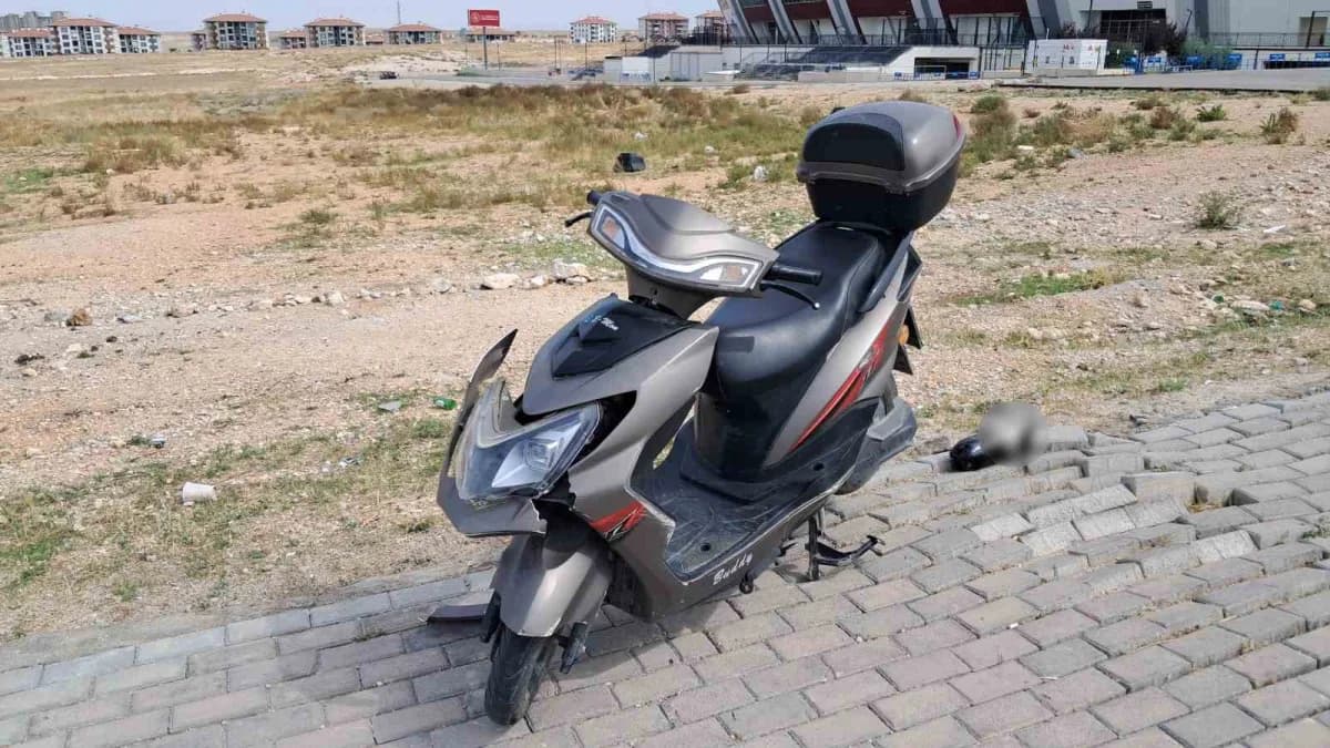 Karaman’da kontrolden çıkarak devrilen elektrikli bisiklet, yaklaşık 10 metre sürüklendikten sonra park halindeki otomob