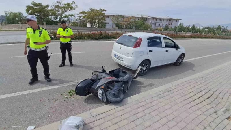 Karaman'da elektrikli bisikletin park halindeki otomobile çarpması sonucu meydana gelen kaza sonrası olay yeri