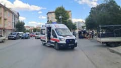 Karaman'da elektrikli bisiklet kazası sonrası olay yerinde sağlık ekipleri müdahale ediyor