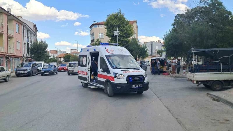 Karaman'da elektrikli bisiklet kazası sonrası olay yerinde sağlık ekipleri müdahale ediyor
