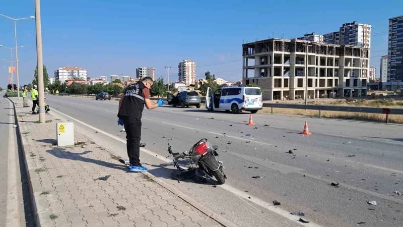 Karaman’da kavşakta dönüş yapan elektrikli bisiklete cipin çarpması sonucu 15 yaşındaki sürücü ağır yaralandı.