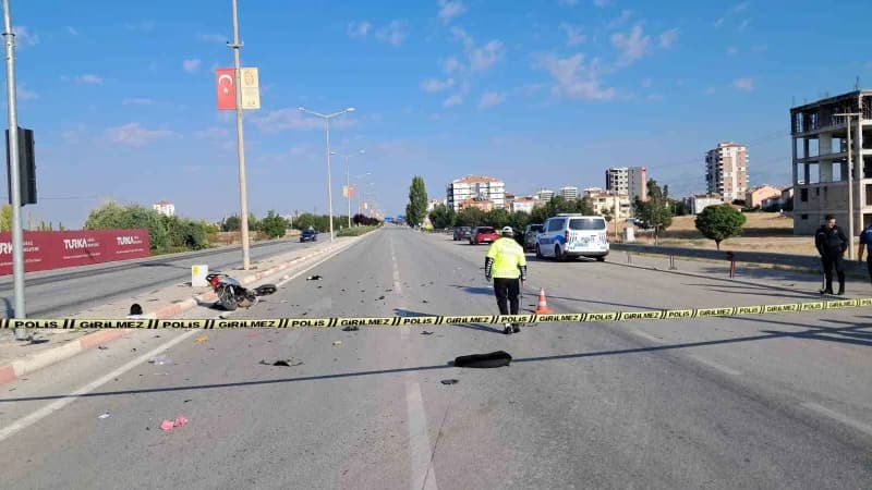 Karaman’da kavşakta dönüş yapan elektrikli bisiklete cipin çarpması sonucu 15 yaşındaki sürücü ağır yaralandı.