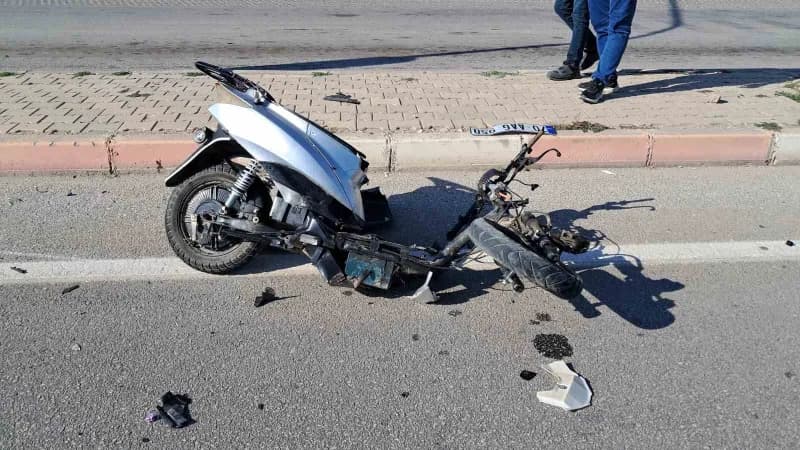 Karaman’da kavşakta dönüş yapan elektrikli bisiklete cipin çarpması sonucu 15 yaşındaki sürücü ağır yaralandı.