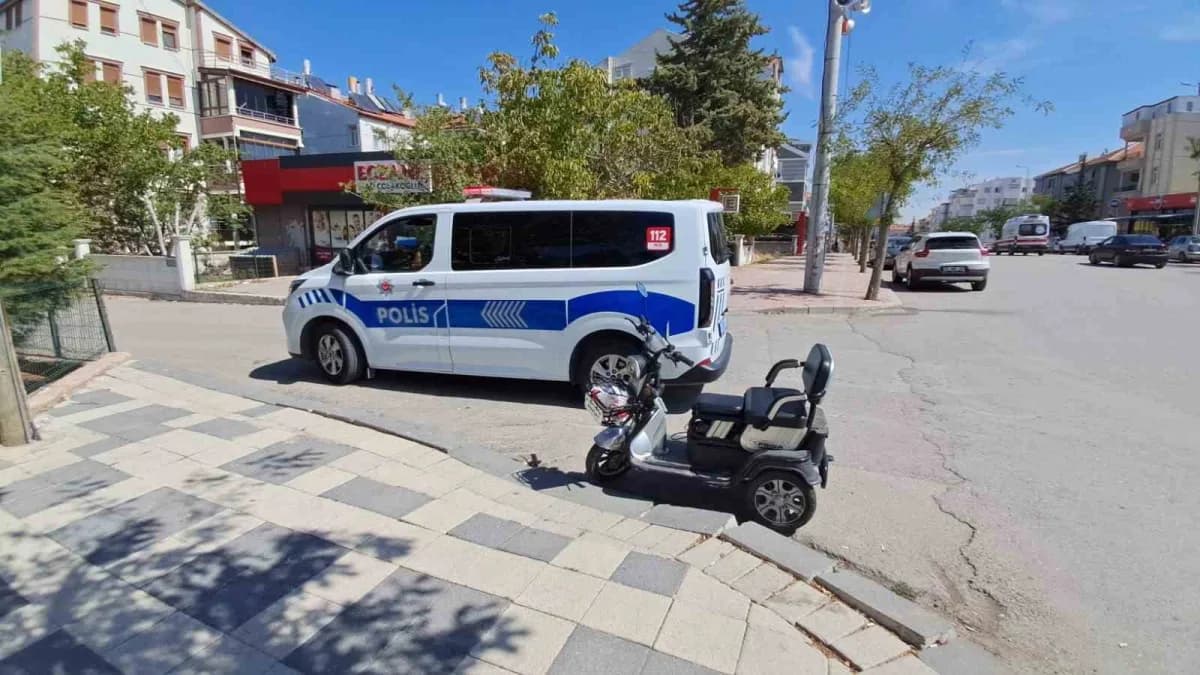 Karaman’da 3 tekerlekli elektrikli bisikletin devrilmesi sonucu yaralanan yaşlı kadın sağlık ekipleri tarafından müdahal