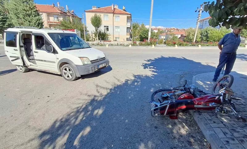 Karaman’da hafif ticari araç ile motosikletin çarpışması sonucu meydana gelen trafik kazasında 1 kişi yaralandı.
