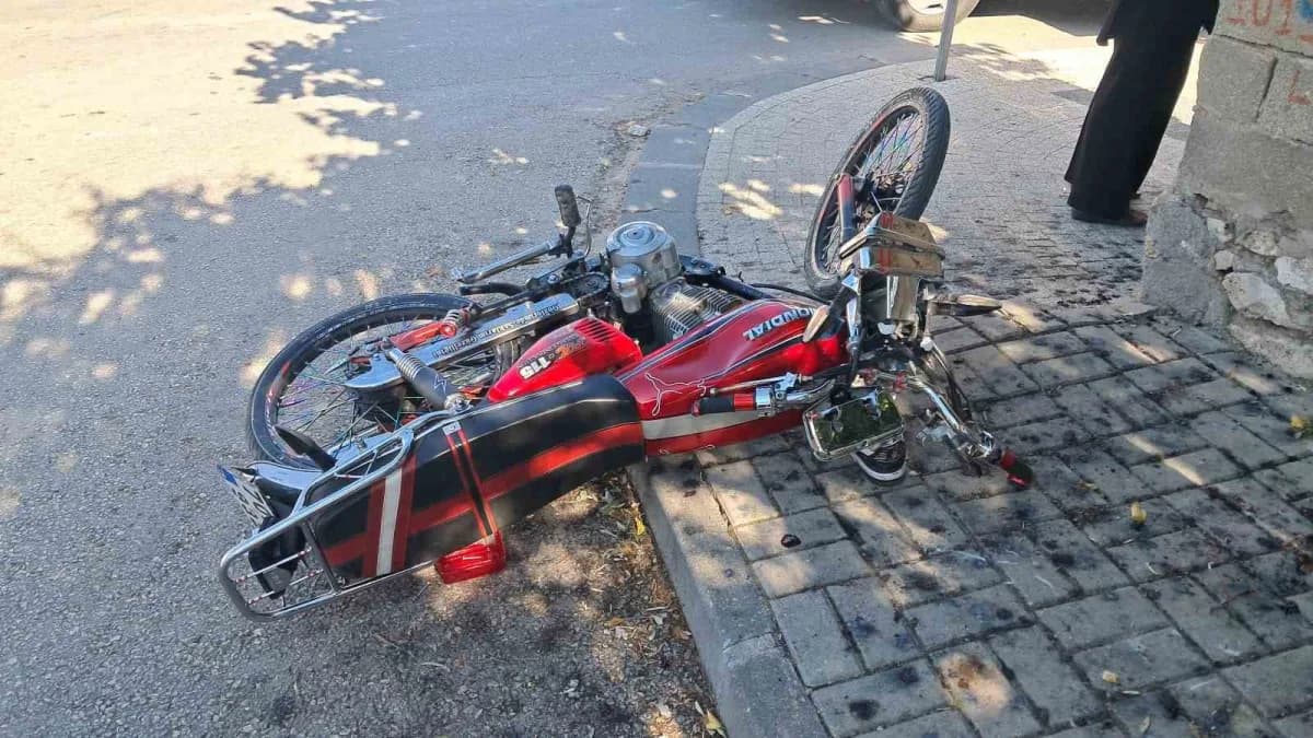 Karaman Beyazkent Mahallesi’nde hafif ticari araç ile motosikletin çarpıştığı trafik kazası sonrası olay yeri