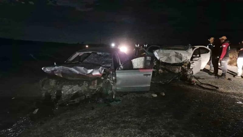 Karaman Zengen-Gülkaya yolunda iki otomobilin kafa kafaya çarpışması sonucu oluşan trafik kazası sonrası olay yeri