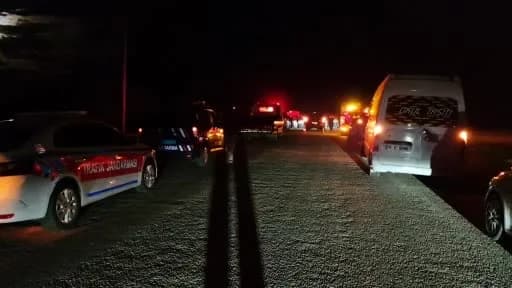 Karaman Zengen-Gülkaya yolunda iki otomobilin kafa kafaya çarpışması sonucu meydana gelen trafik kazası sonrası olay yer
