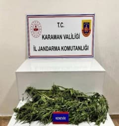 Karaman’da jandarma ekipleri denetim sırasında araç ve şahıs kontrolü yapıyor