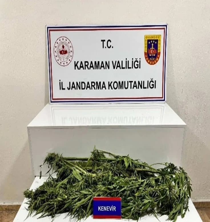 Karaman’da jandarma ekipleri denetim sırasında araç ve şahıs kontrolü yapıyor