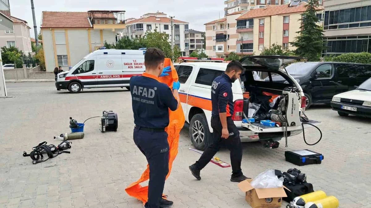 Karaman Zembilli Ali Efendi Mahallesi’nde ölü bulunan karı kocanın dairesi ve AFAD ekiplerinin temizlik çalışması