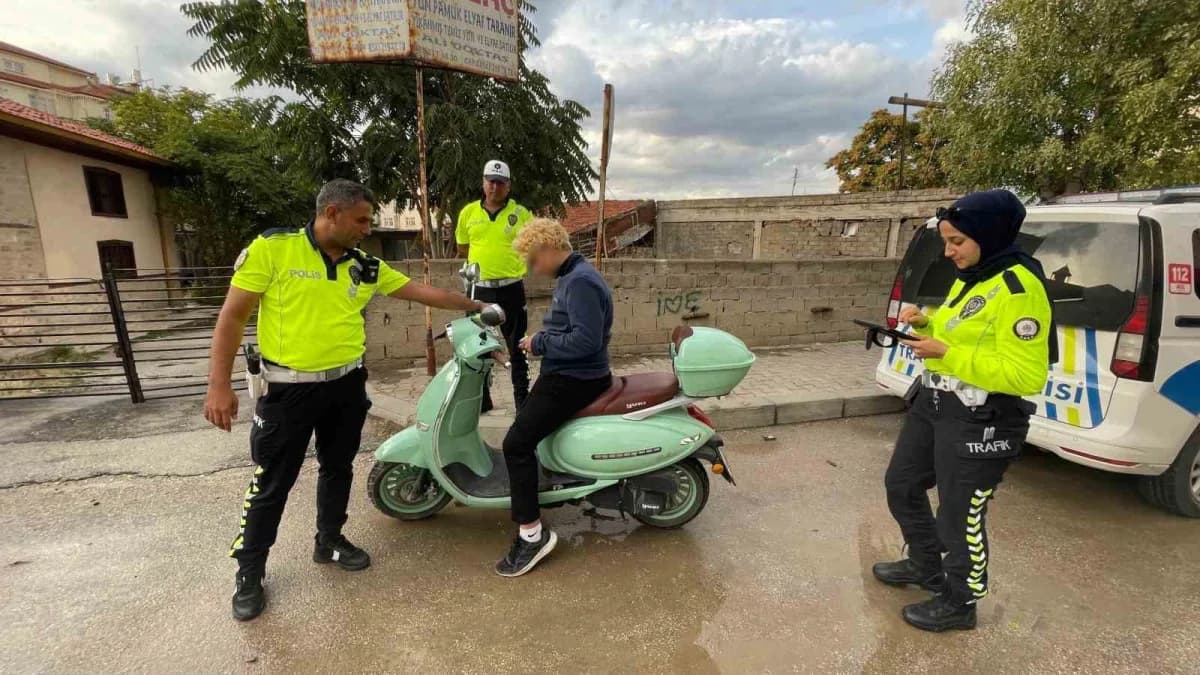 Karaman’da trafik polisleri motosiklet sürücüsünü durdurdu
