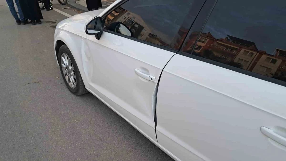 Karaman’da park halindeki otomobilin açılan kapısına çarpan motosikletin devrilmesi sonucu 2 kişi yaralandı.