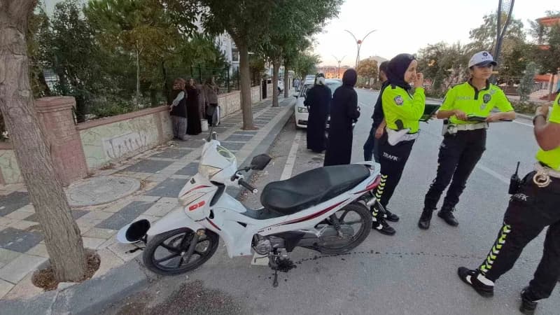 Karaman’da park halindeki otomobilin açılan kapısına çarpan motosikletin devrilmesi sonucu 2 kişi yaralandı.