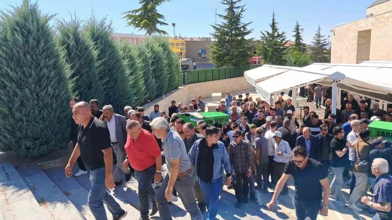 Karaman’da kocasıyla birlikte evlerinde ölü bulunan Fatma Özcan'ın (45) cenazesi Hamidiye Mahallesi’ndeki Şehir Mezarlığ